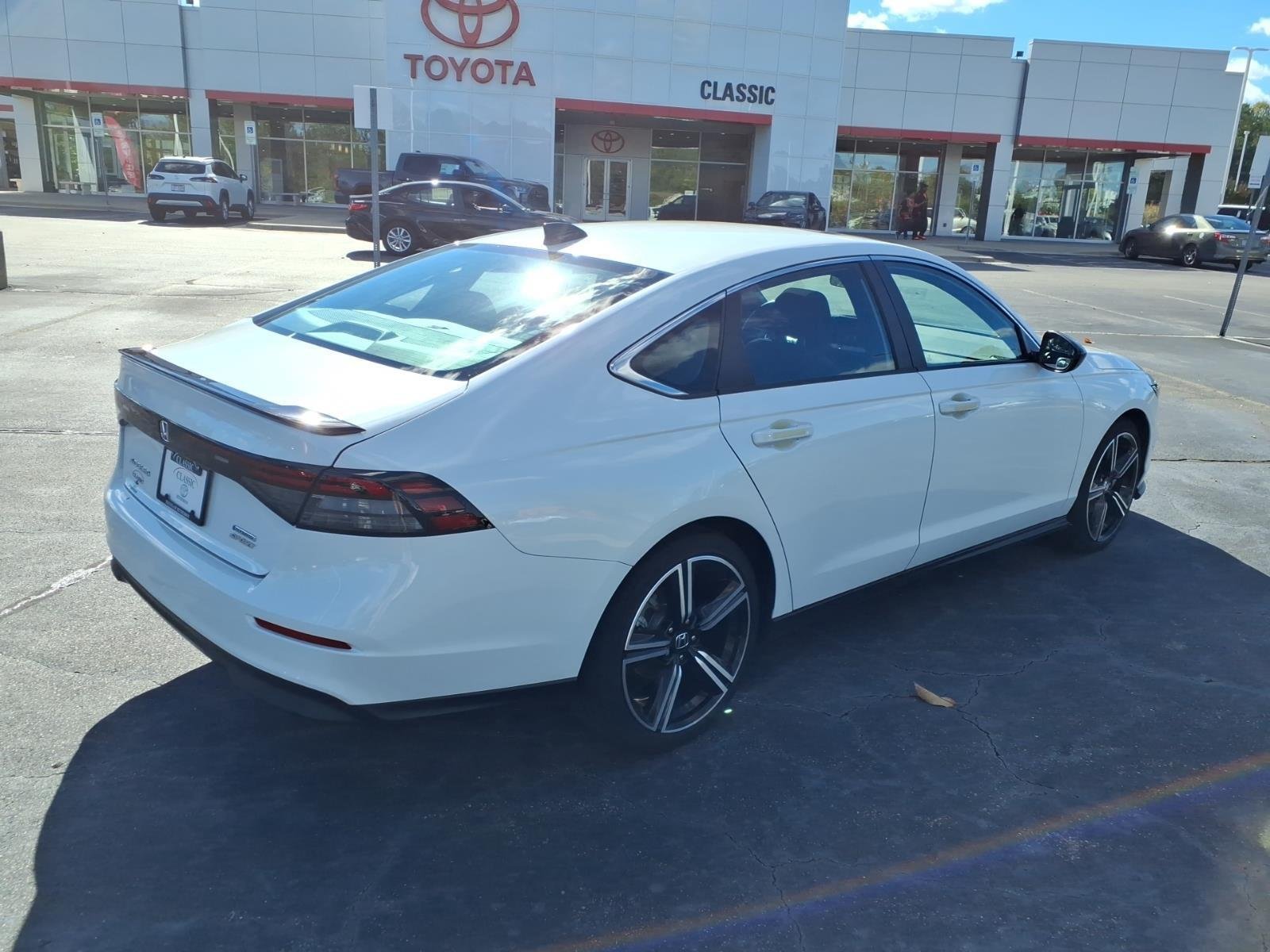 Used 2025 Platinum White Pearl Honda Sport image 2