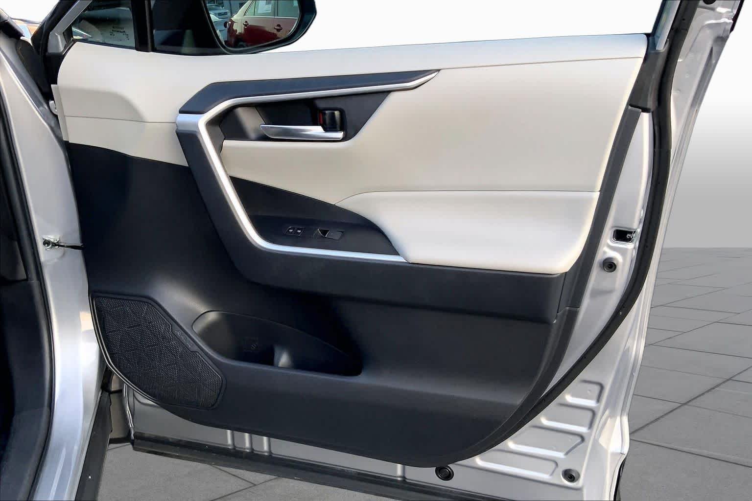 Used 2024 Silver Sky Metallic Toyota XLE Premium image 22