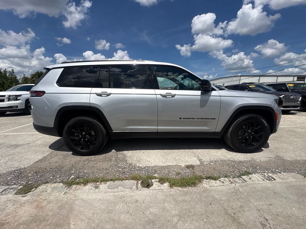 Used 2024 Silver Jeep Altitude image 2