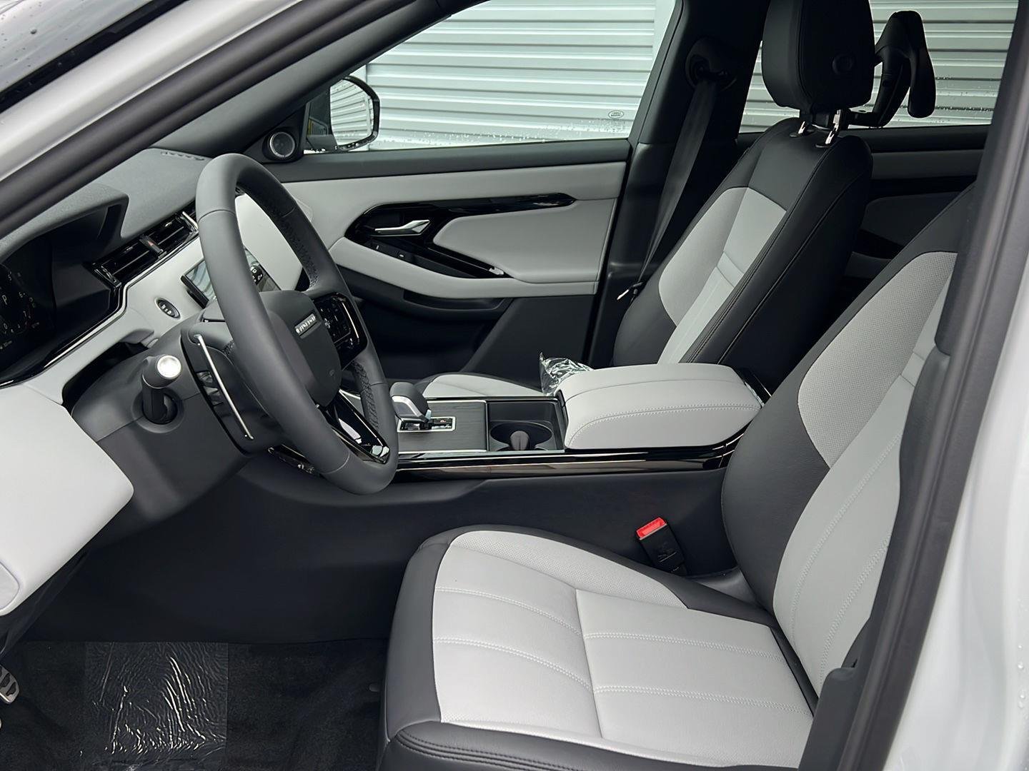 New 2026 Fuji White Land Rover Dynamic SE image 7