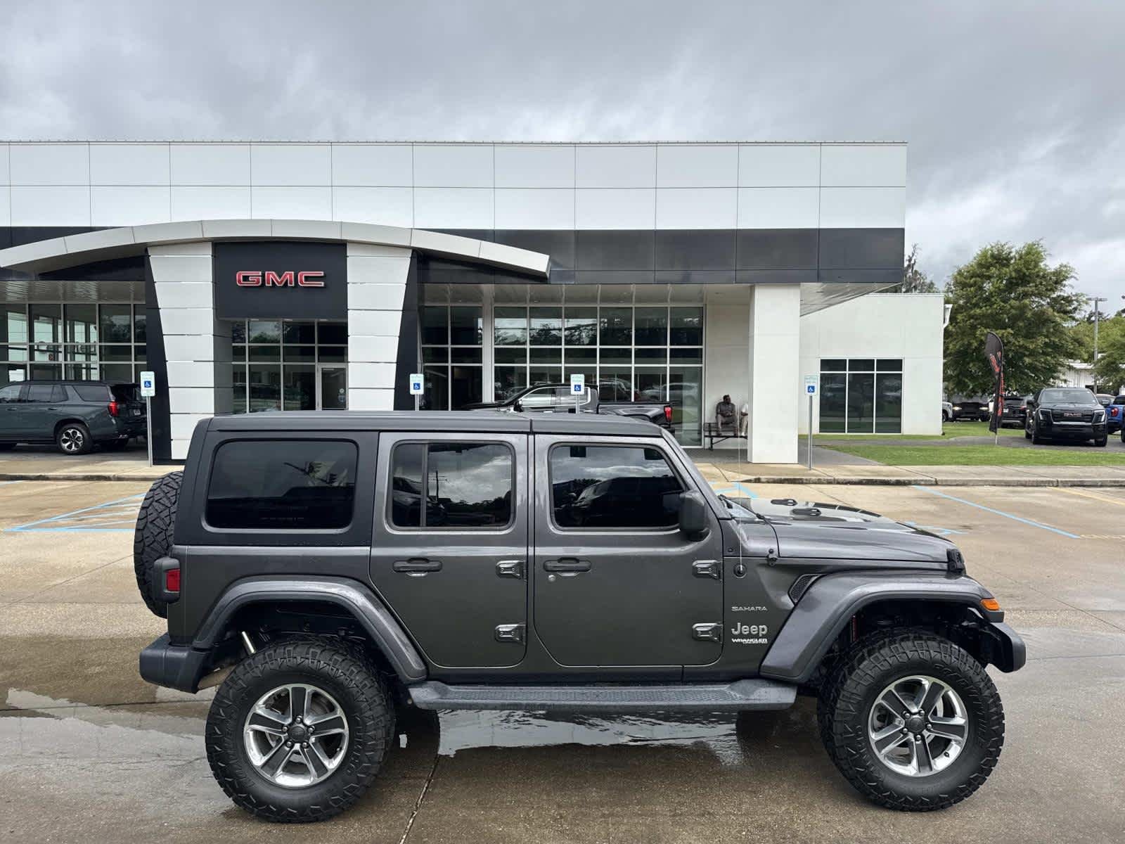 Used 2018  Jeep Sahara image 1