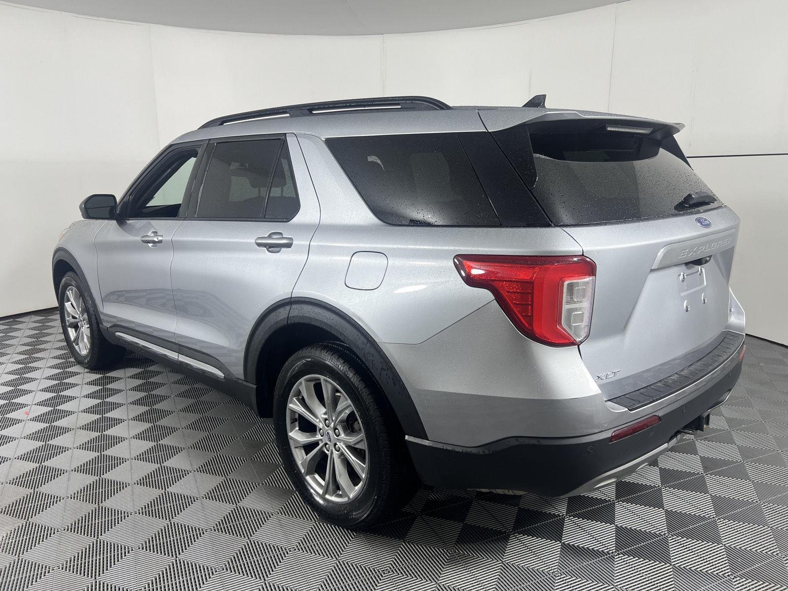 Used 2023 Iconic Silver Ford XLT image 9