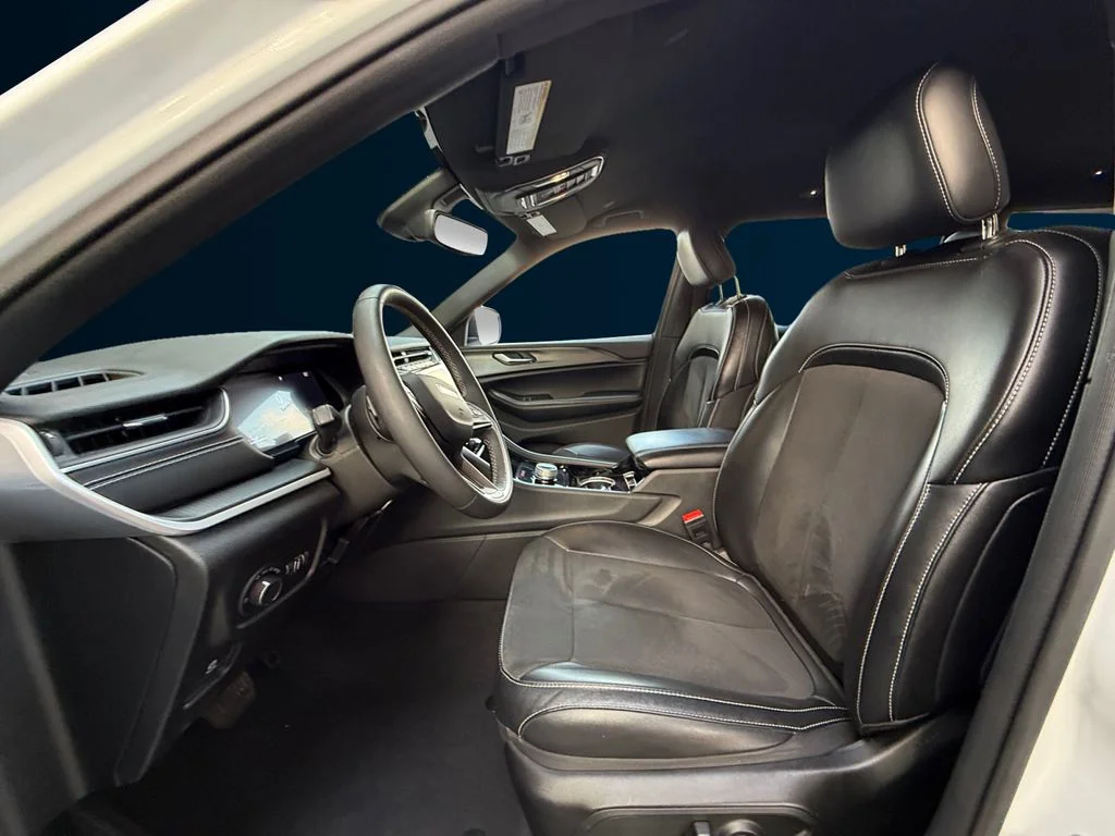 Used 2023 White Jeep Altitude image 10