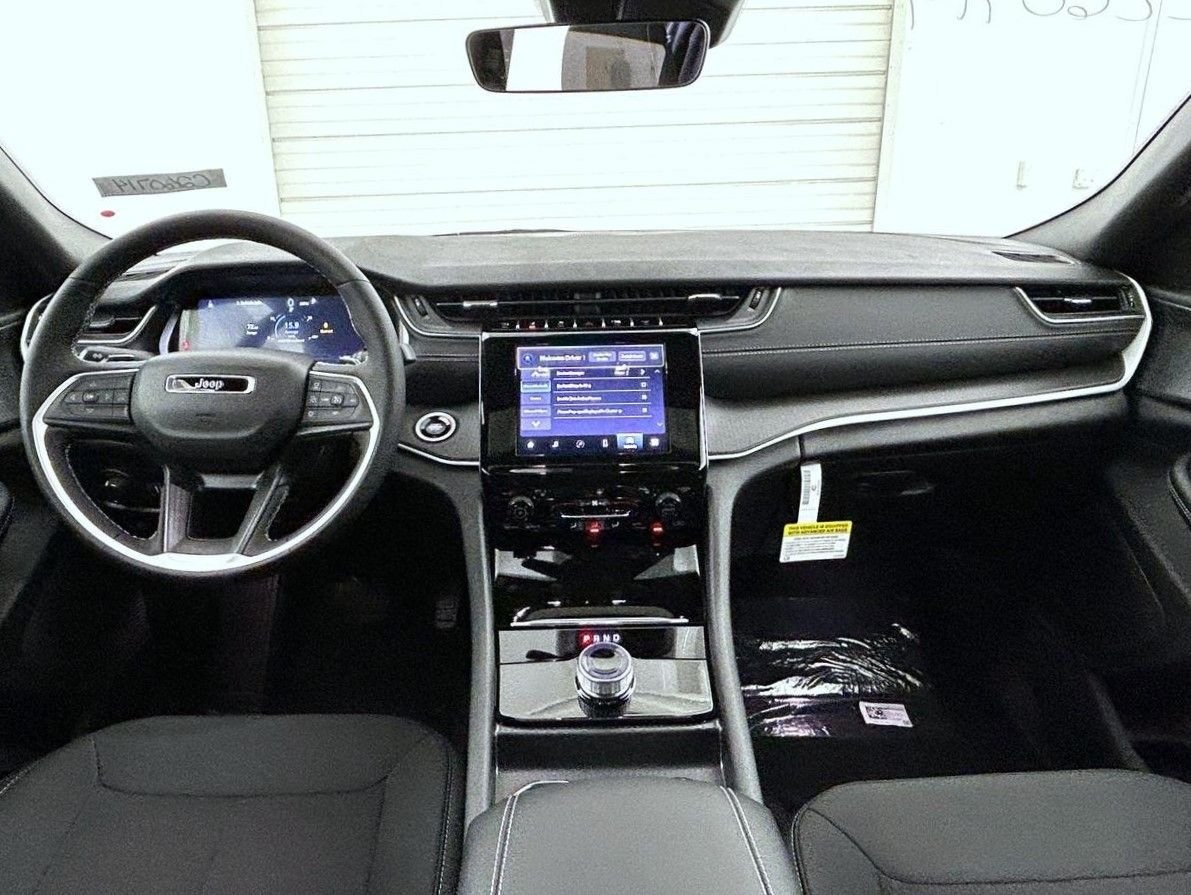 New 2026 Silver Zynith Exterior Paint Jeep Laredo X image 13