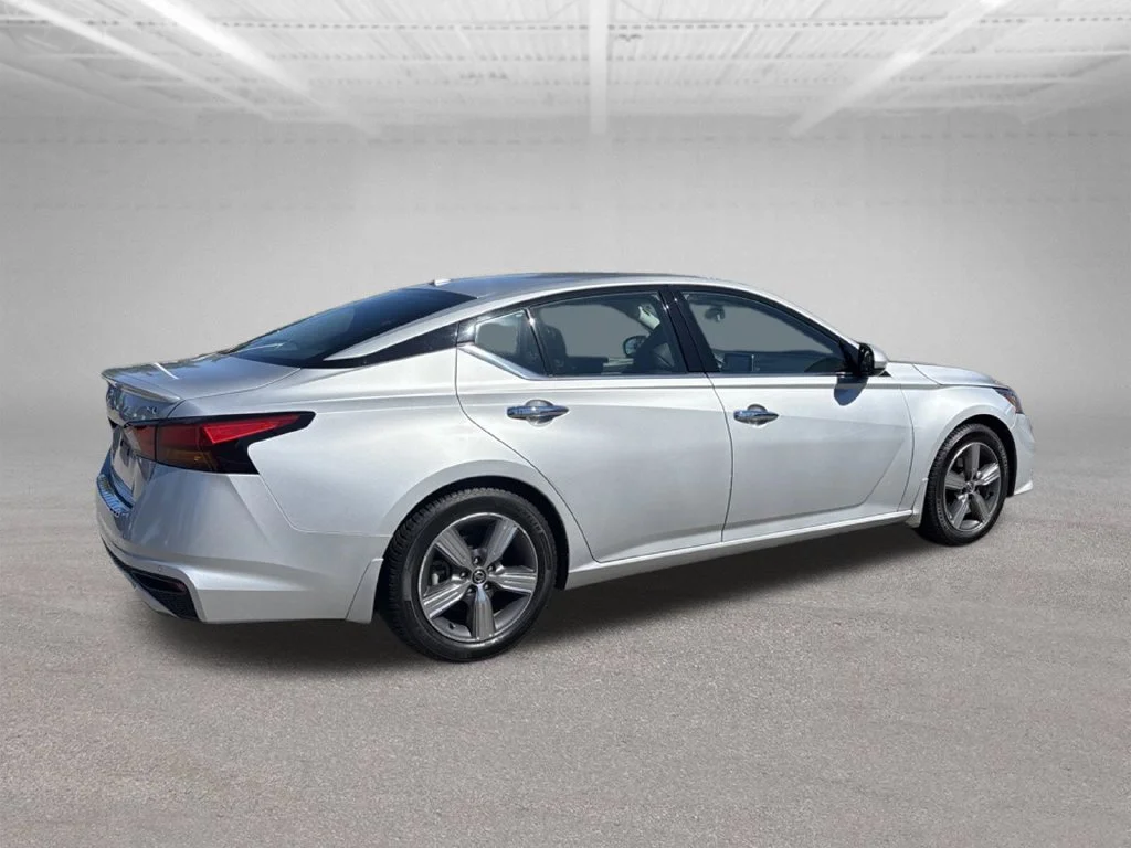 Used 2022 Silver Nissan 2.5 SL image 3