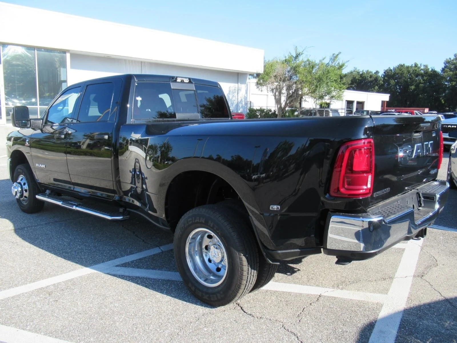 New 2026 Diamond Black Crystal Pearl-Coat Exterior Paint RAM Big Horn image 5