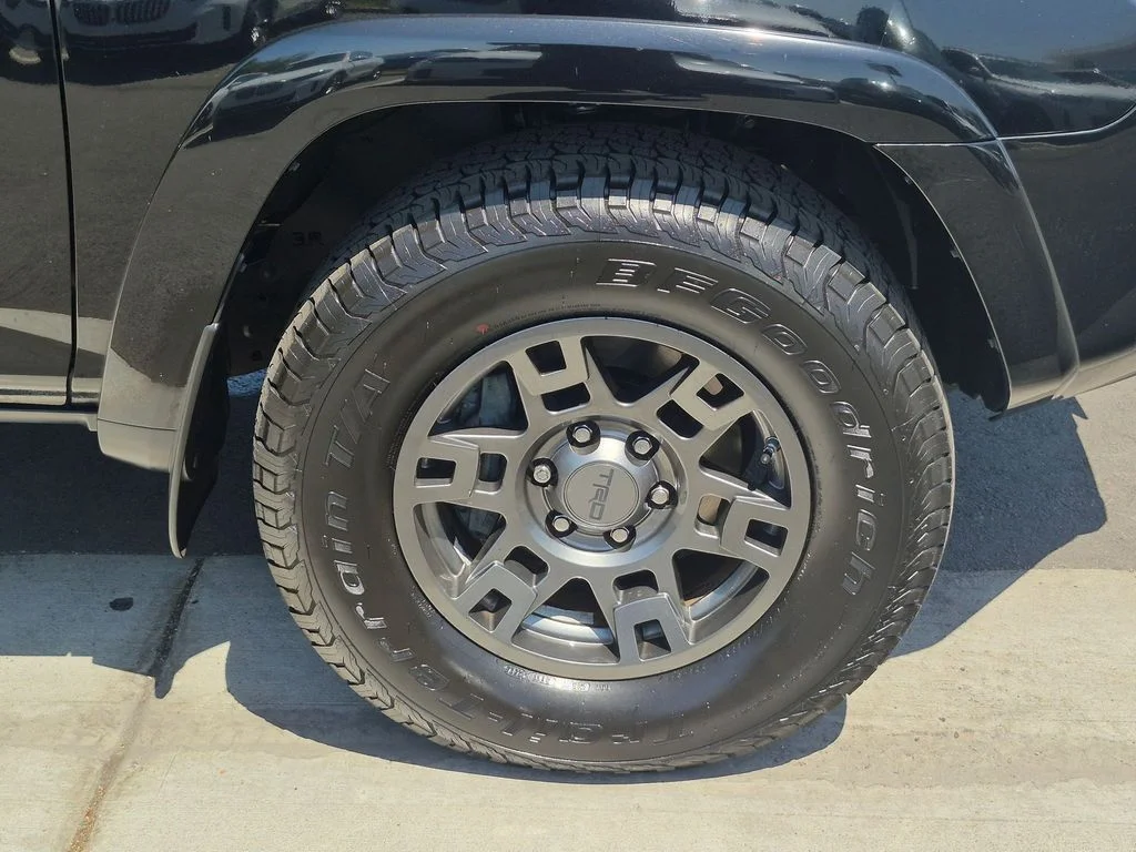 Used 2020 Black Toyota Venture image 30