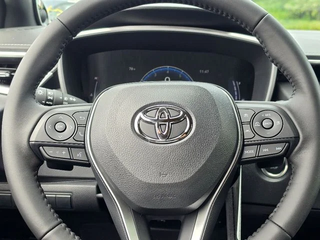 New 2026 Wind Chill Pearl with Midnight Black Metallic roof Toyota XSE image 9