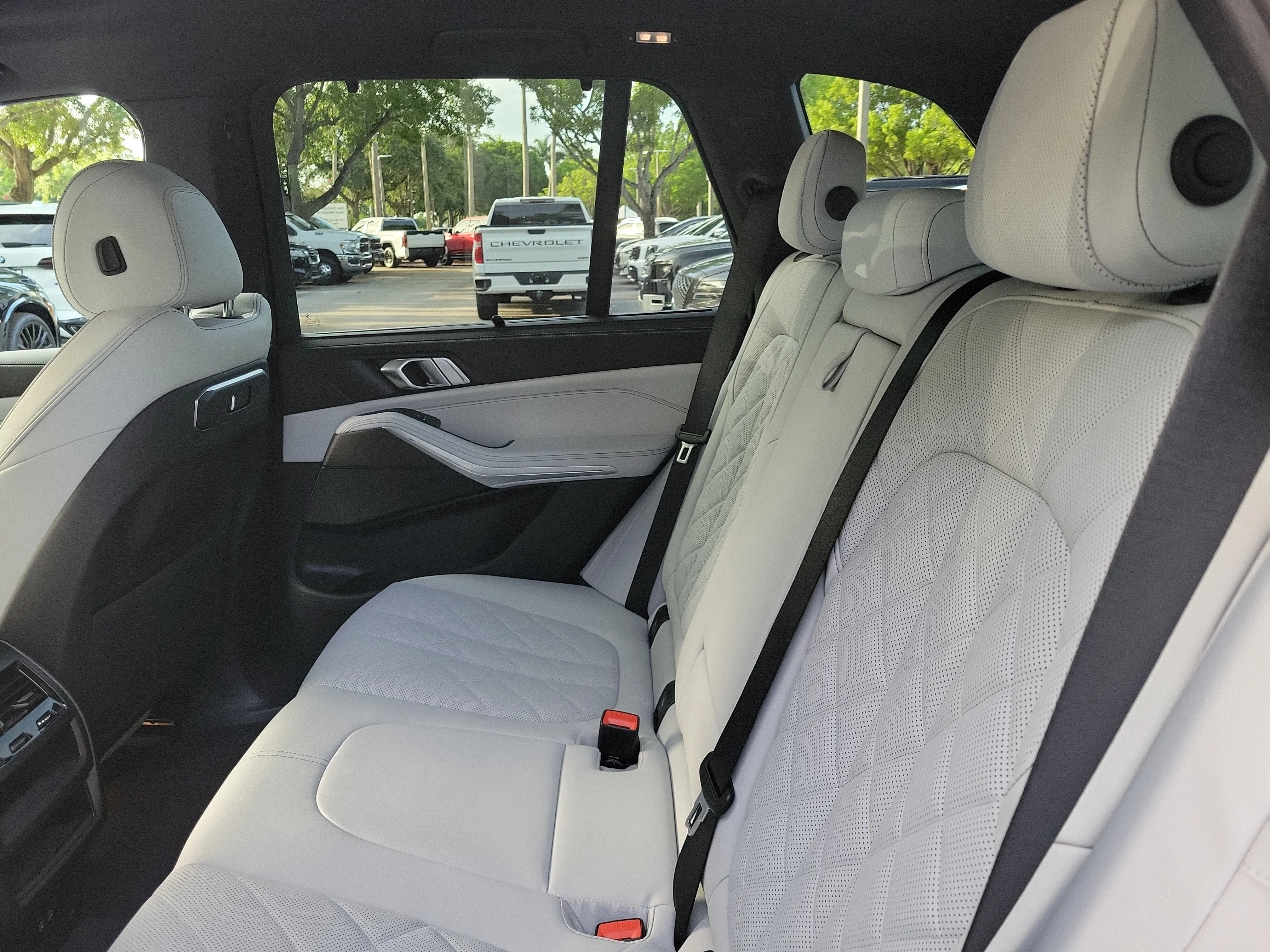 Used 2024 Manhattan Green Metallic BMW sDrive40i image 7