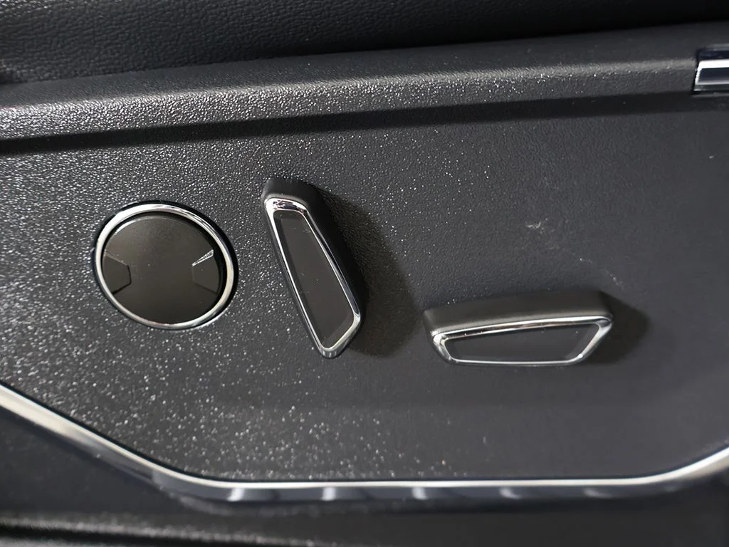 Used 2023 Avalanche Gray Ford Lariat image 40