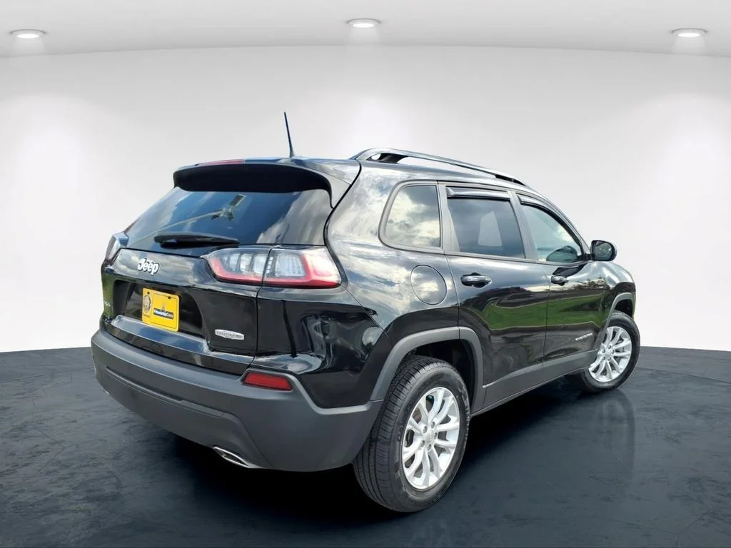 Used 2022 Black Jeep Latitude Lux image 6
