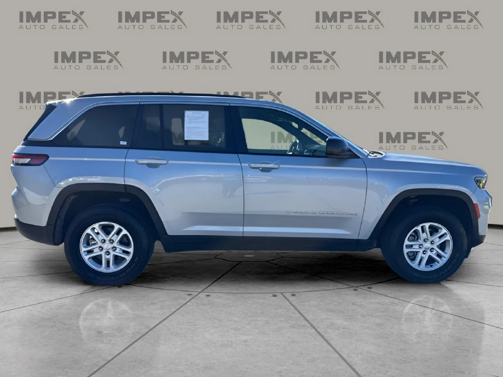 Used 2024 Silver Jeep Laredo image 6