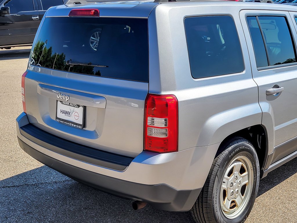 Used 2015 Billet Silver Metallic Clearcoat Jeep Sport image 6