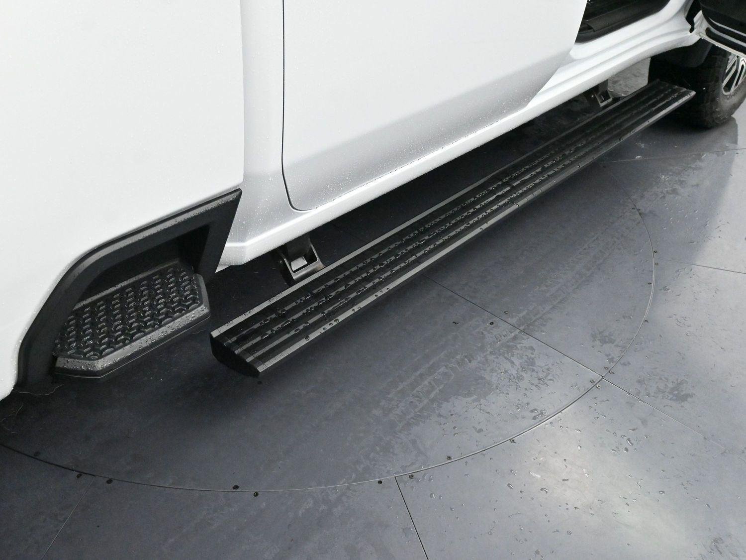 Used 2022 Summit White GMC AT4 image 9