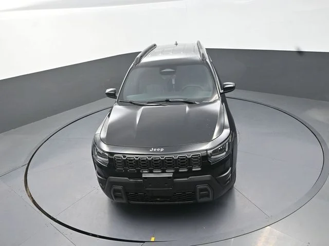 New 2026 Diamond Black Crystal Pearl-Coat Exterior Paint Jeep Laredo image 12
