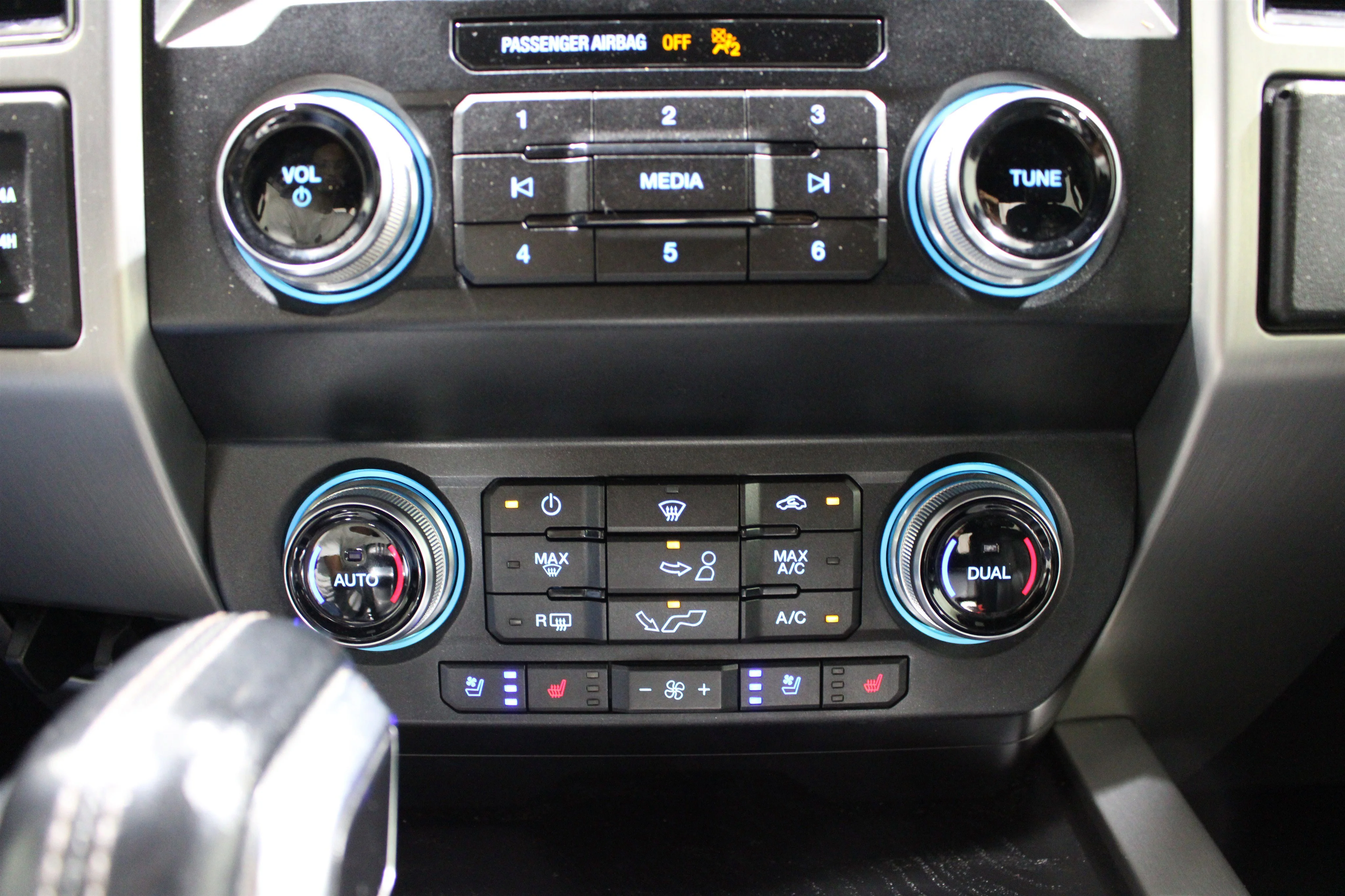 Used 2019 White Platinum Metallic Tri-Coat Ford Platinum image 15