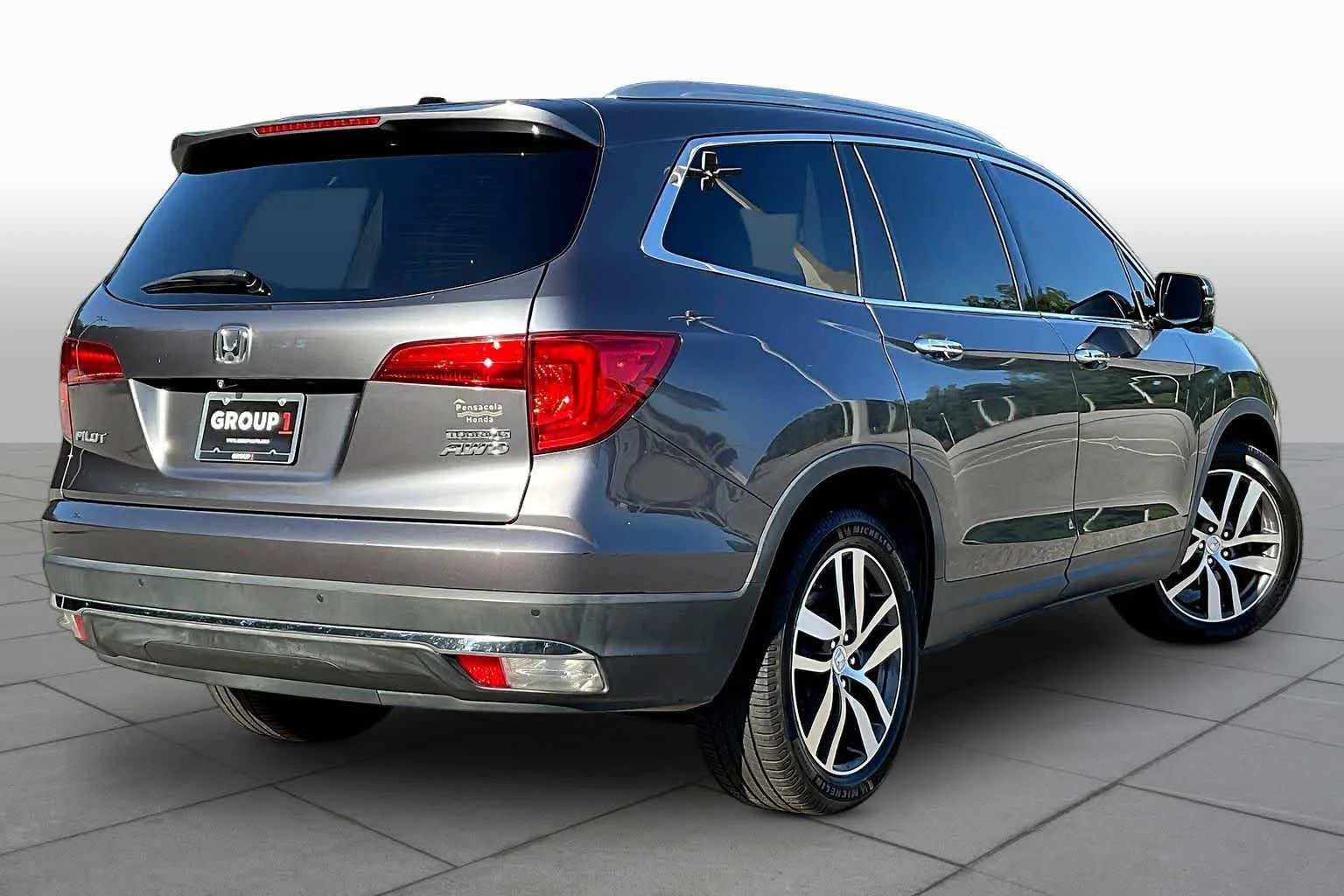 Used 2017 Lunar Silver Metallic Honda Touring image 12