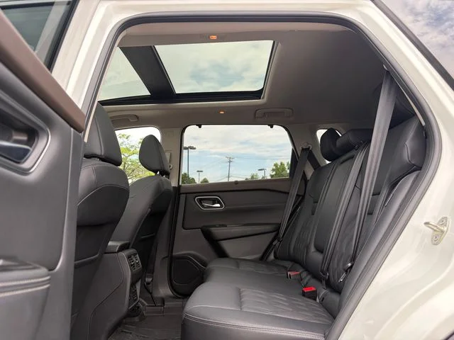 Used 2021 White Nissan Platinum image 7