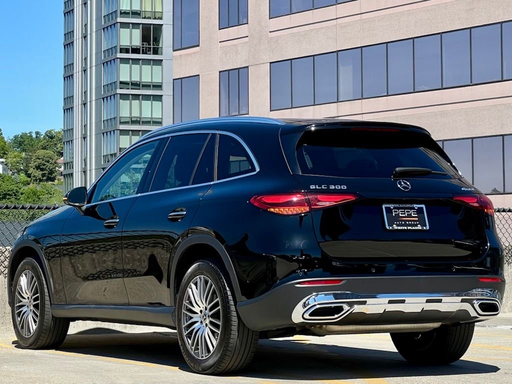 Used 2024  Mercedes-Benz GLC 300 image 4