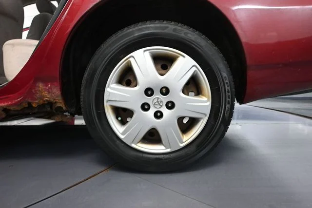 Used 2005 Red Toyota LE image 11