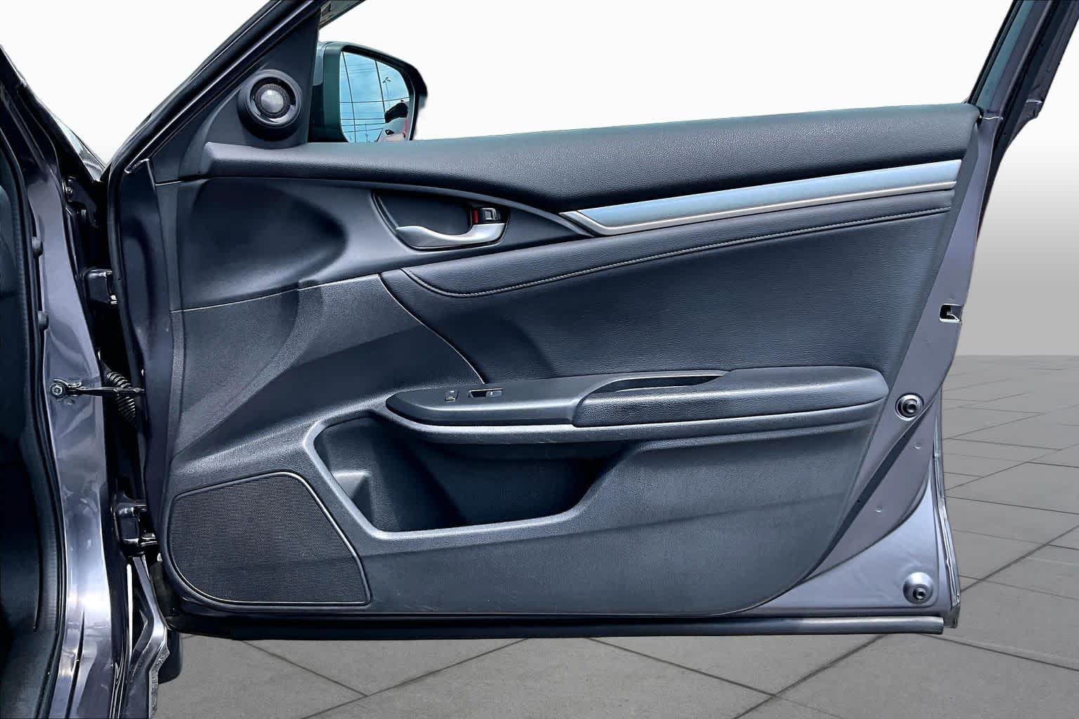 Used 2016 Modern Steel Metallic Honda Touring image 23