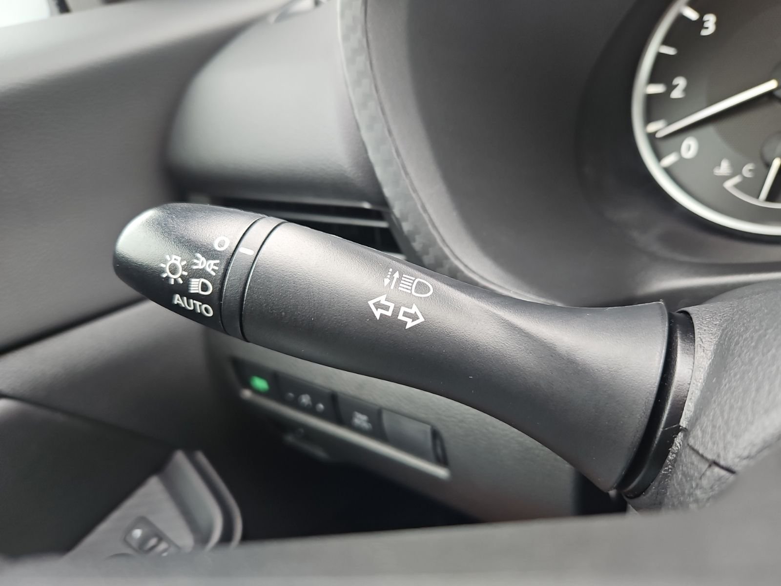 Used 2022 Silver Nissan S image 34