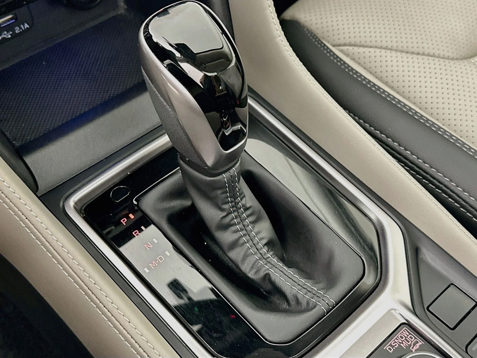 Used 2024 White Subaru  image 28