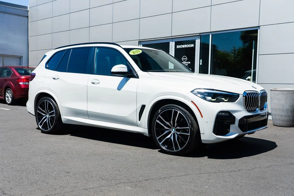 Used 2019 White BMW xDrive50i image 1