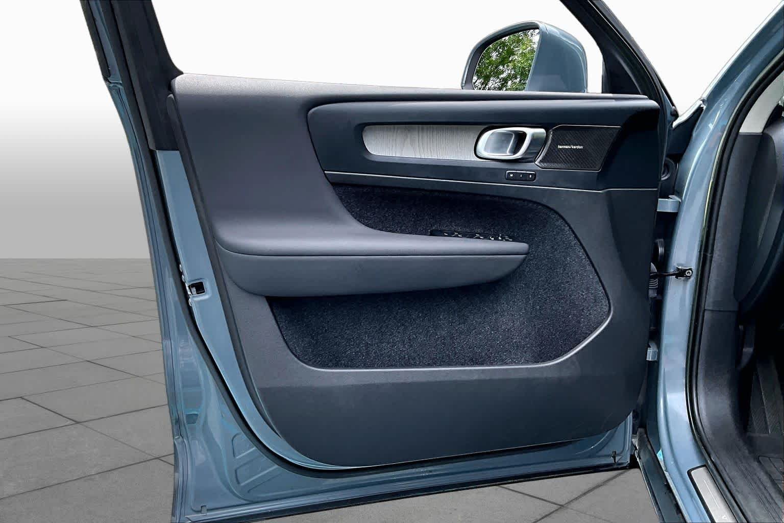 Used 2023  Volvo Plus Bright Theme image 22