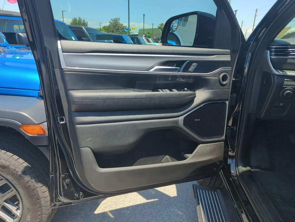 New 2026 High Gloss Black Exterior Paint Jeep Limited Reserve image 18