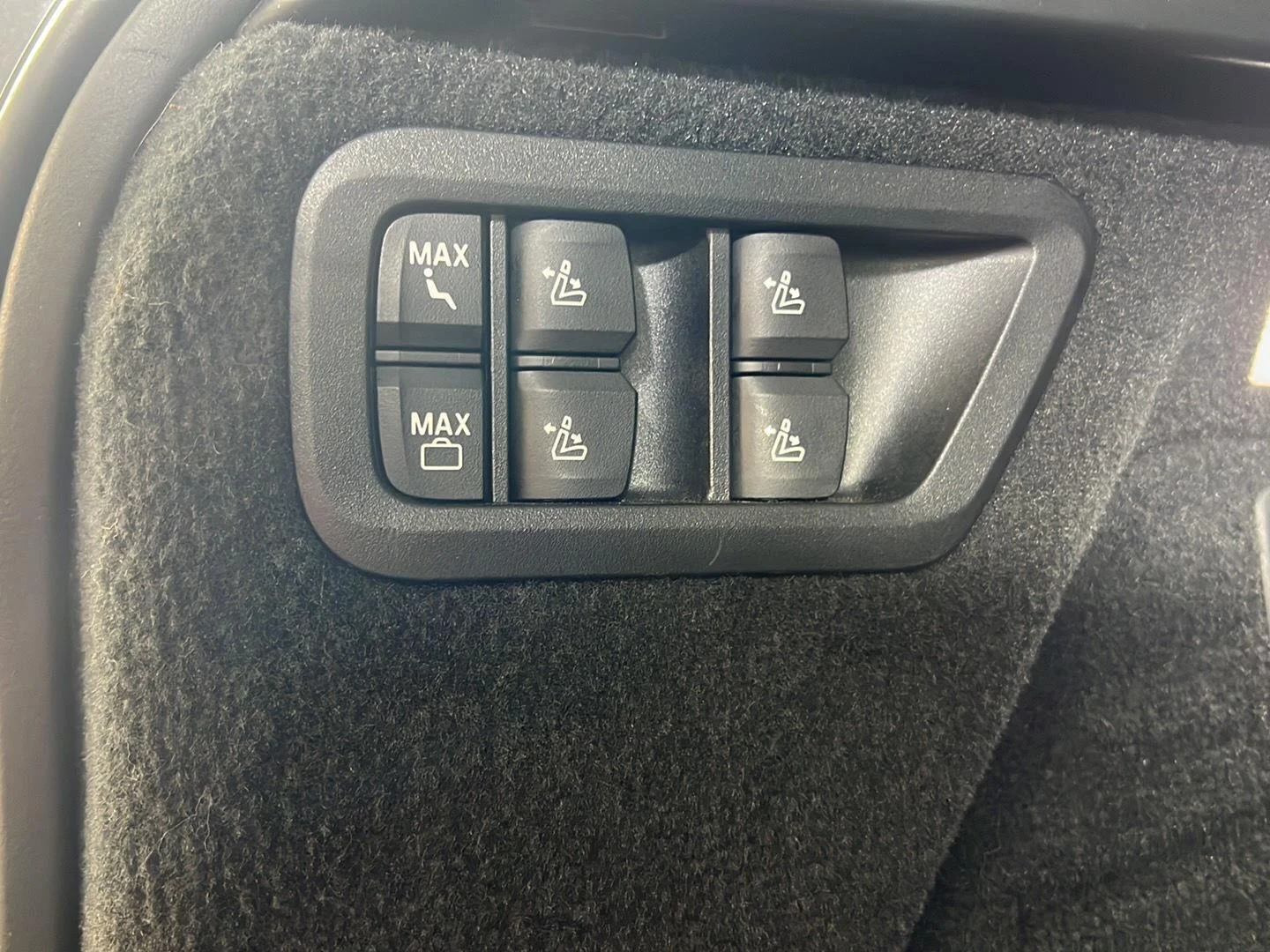 Used 2024 Skyscraper Grey Metallic BMW xDrive40i image 15