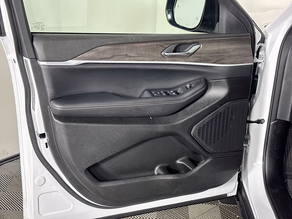 New 2026 Bright White Clear-Coat Exterior Paint Jeep Altitude image 10