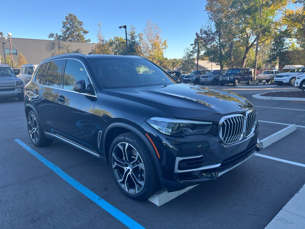 Used 2022 Black Sapphire Metallic BMW sDrive40i image 3