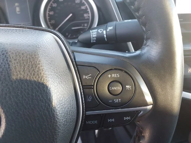 Used 2022 White Toyota LE image 19