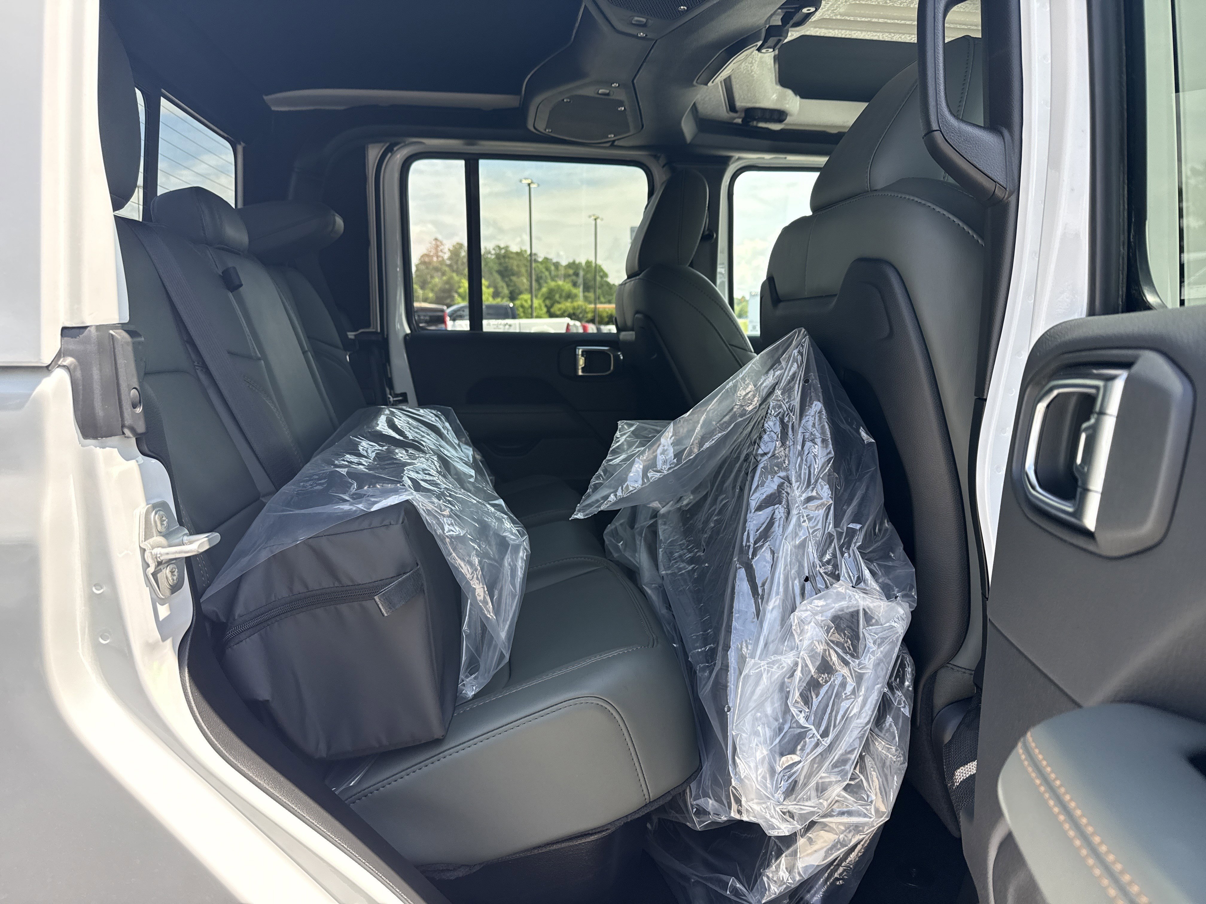 New 2026 Bright White Clear-Coat Exterior Paint Jeep Mojave X image 16