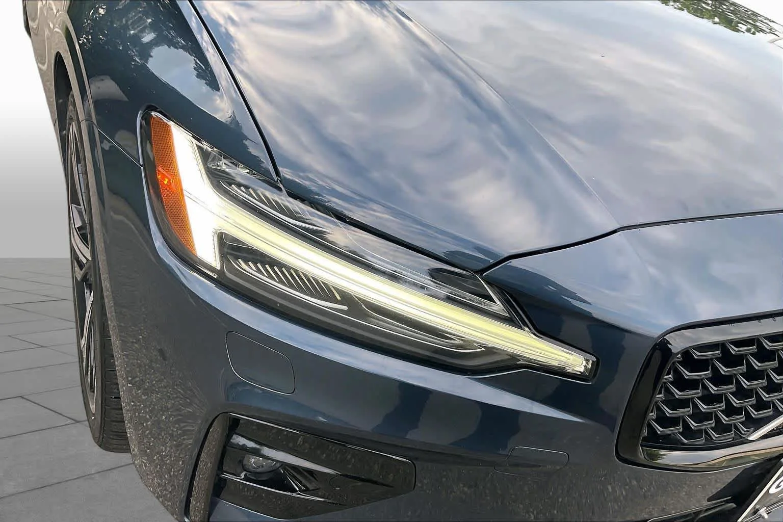 Used 2024  Volvo Core Dark Theme image 26