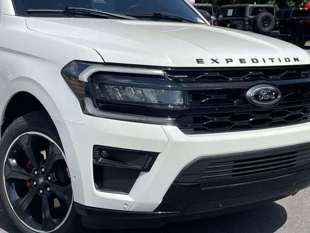 Certified Used 2022 Star White Ford Limited image 2