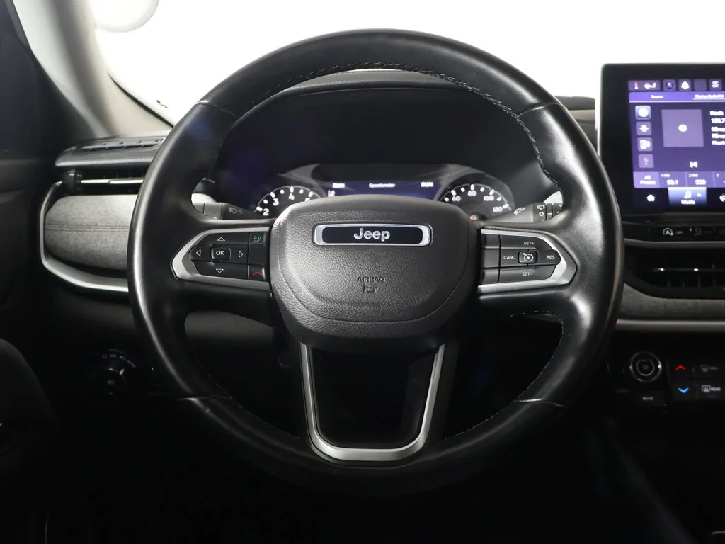 Used 2022 Black Jeep Latitude Lux image 33