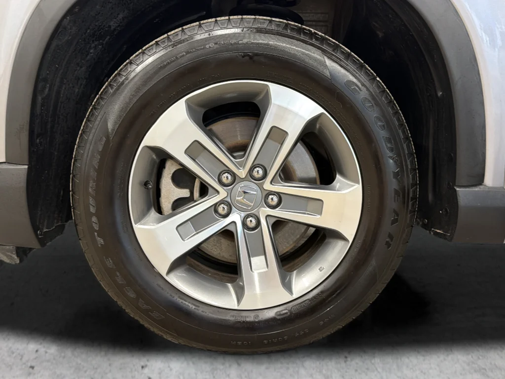 Used 2023 Silver Honda EX-L image 37