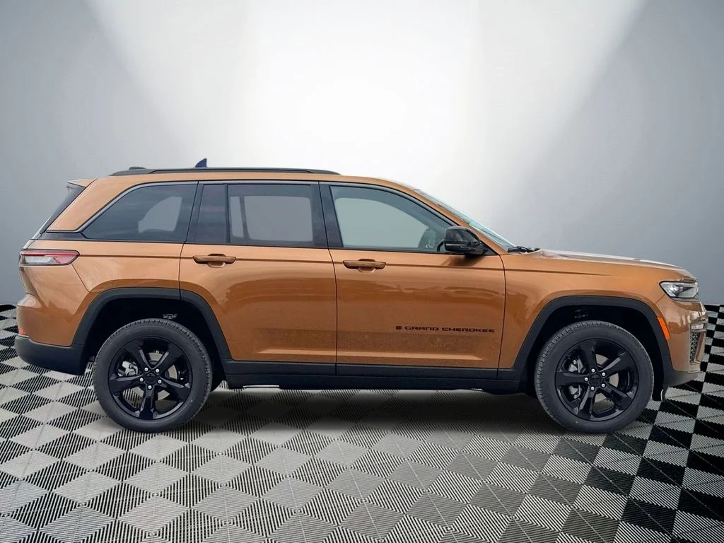 New 2026 Copper Shino Metallic Clear-Coat Exterior Paint Jeep Limited image 6