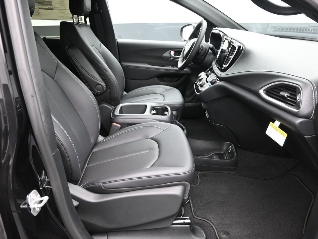 2026 Chrysler Pacifica Select - Photo 9