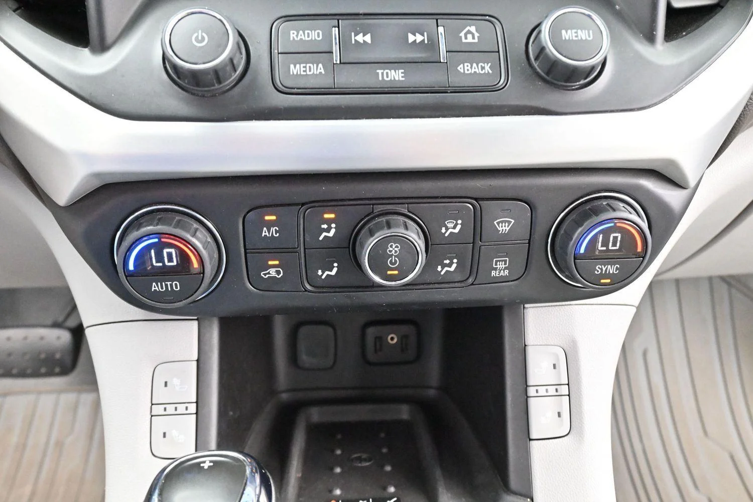 Used 2019 PEPPERDUST METALLIC GMC SLT image 27