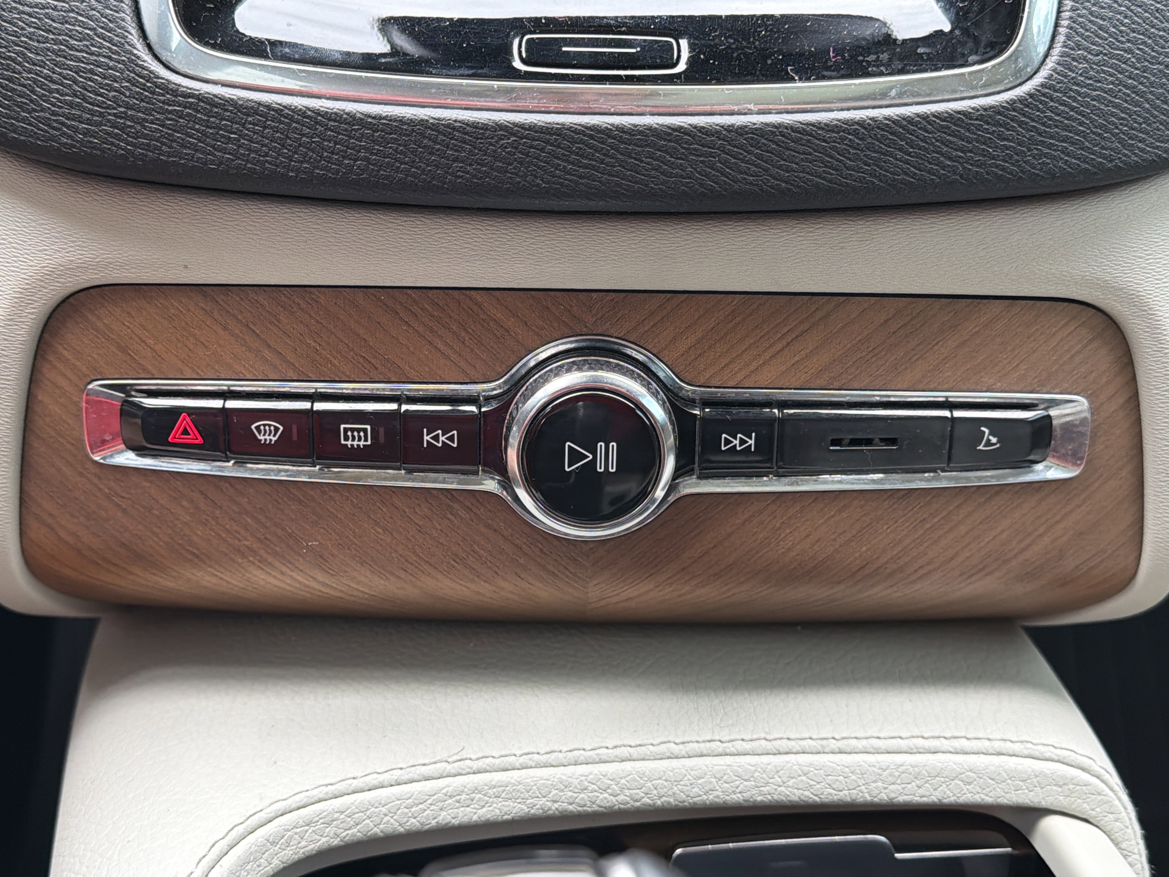 Used 2021 Onyx Black Metallic Volvo Momentum image 6