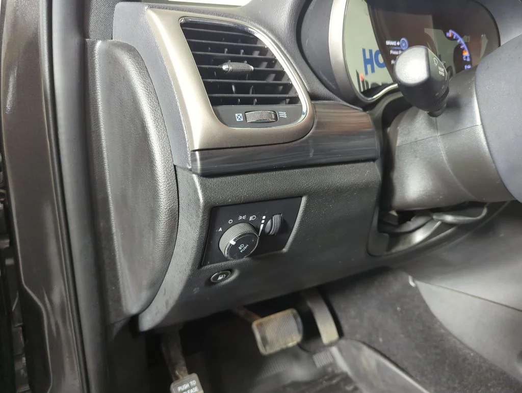 Used 2021 Crystal Metallic Jeep Laredo X image 26