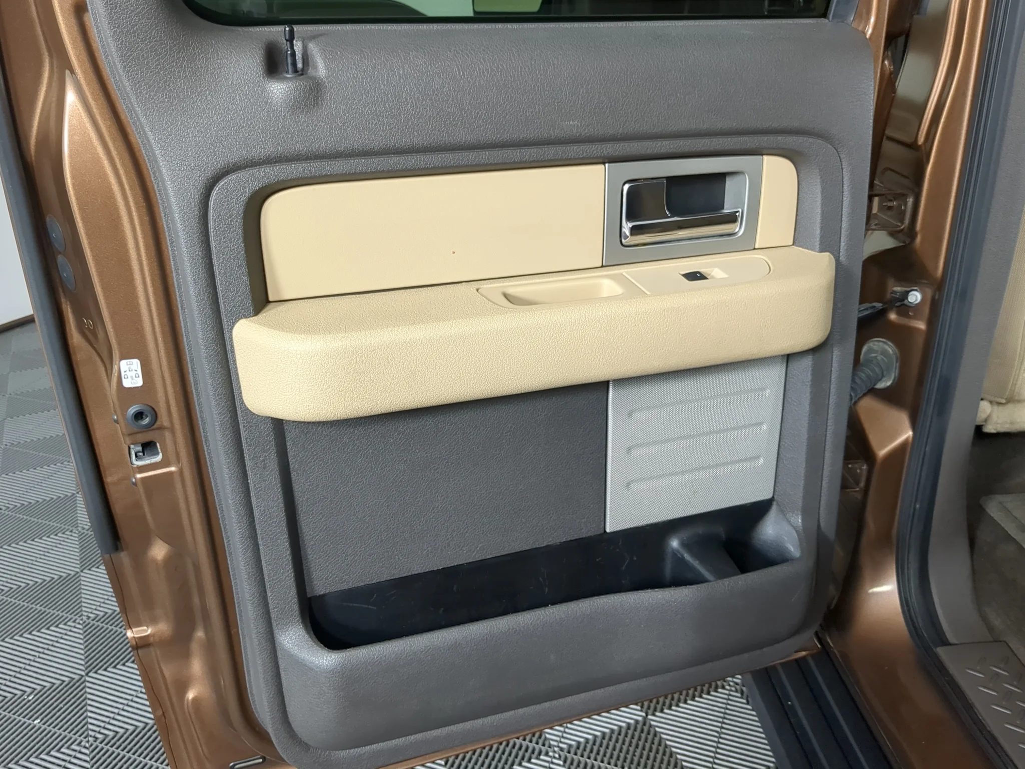 Used 2011 Golden Bronze Metallic Ford XLT image 16