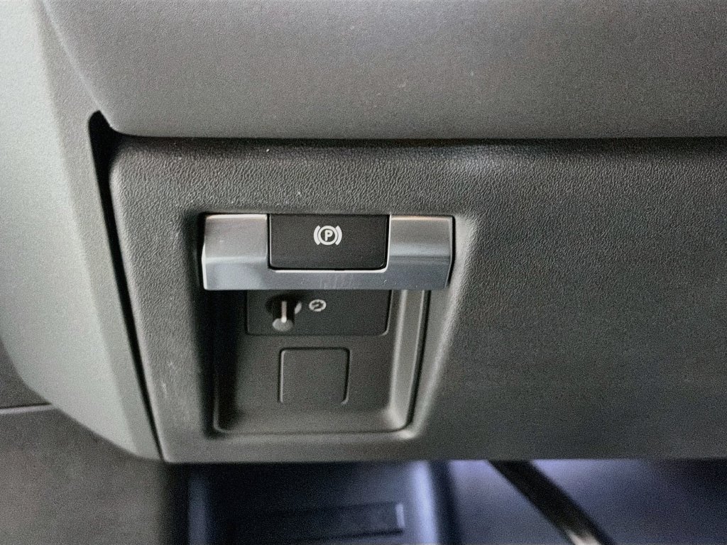 New 2026 Santorini Black Land Rover X-Dynamic SE image 10