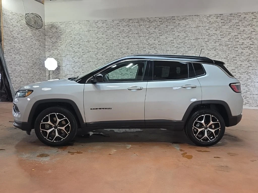Used 2025 Silver Jeep Limited image 4