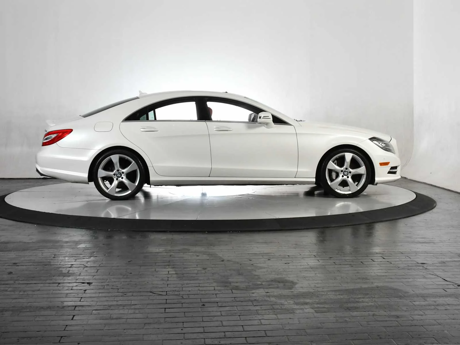 Used 2013 Diamond White Metallic Mercedes-Benz CLS 550 image 7