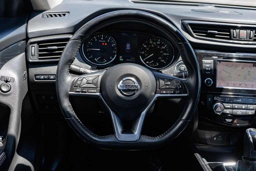 Used 2018 Silver Nissan SL image 12