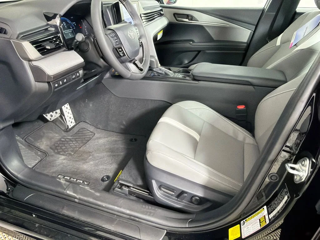 2025 Toyota Camry SE - Photo 9
